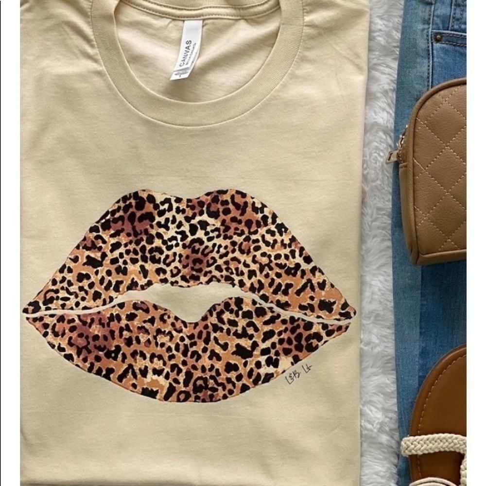Leopard print lips on a cream colored T-shirt
